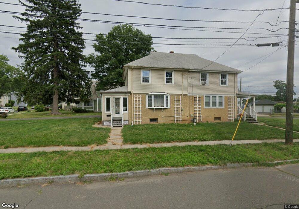 32 Washington Cir, West Hartford, CT 06119 - photo 1