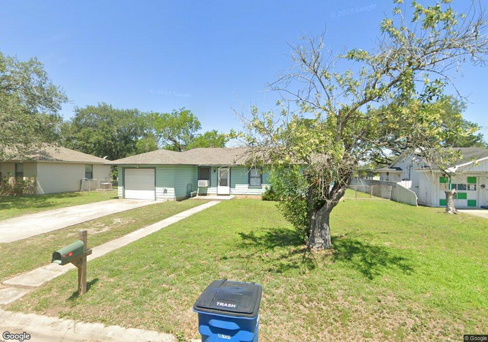 1403 E Bowie St, Beeville, TX 78102 - photo 1