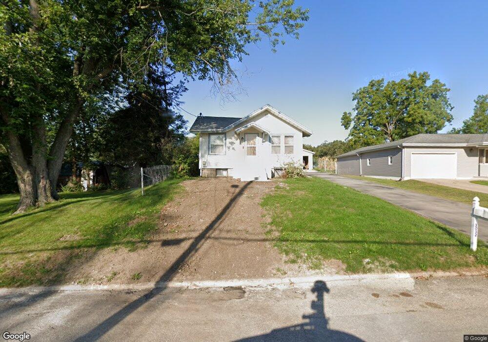 3032 Schaeffer Dr SW, Cedar Rapids, IA 52404 - photo 1