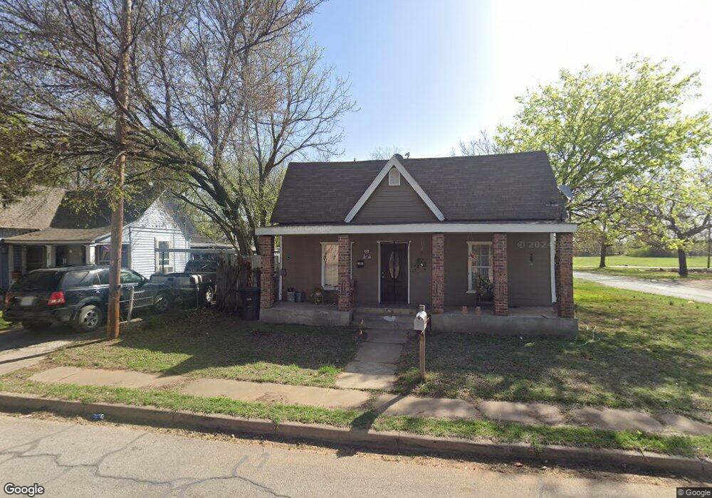 702 N Robinson St, Cleburne, TX 76031 - photo 1