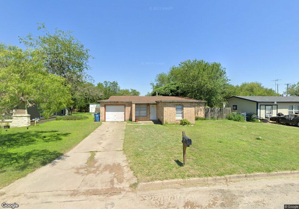 1523 E Bowie St, Beeville, TX 78102 - photo 1