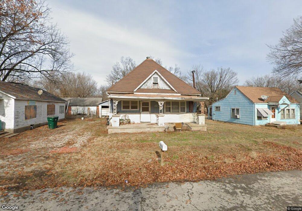 2009 Maple Ave, Parsons, KS 67357 - photo 1