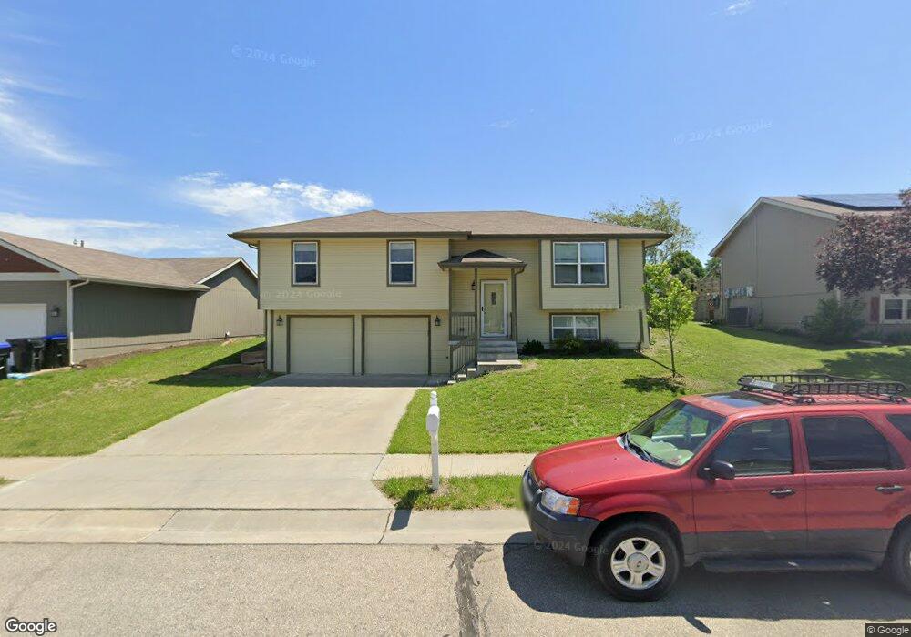 4304 SE Horseshoe Bend Dr, Topeka, KS 66609 - photo 1