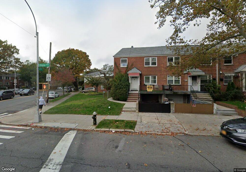 6544 Utopia Pkwy unit B, Fresh Meadows, NY 11365 - photo 1