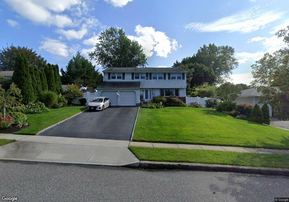 32 Donna Ln, ComMacK, NY 11725 - photo 1