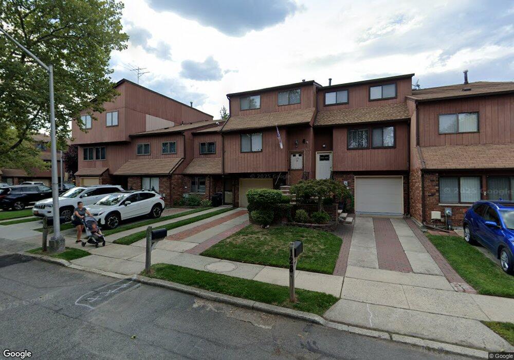 126 Gateway Dr unit 81, Staten Island, NY 10304 - photo 1