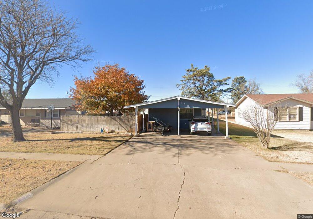 209 Juanita St, Plainview, TX 79072 - photo 1