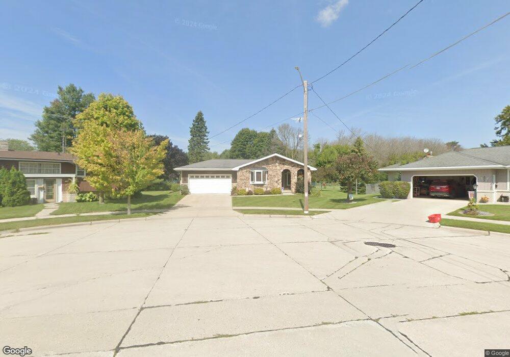 1658 Camden Ct, Manitowoc, WI 54220 - photo 1