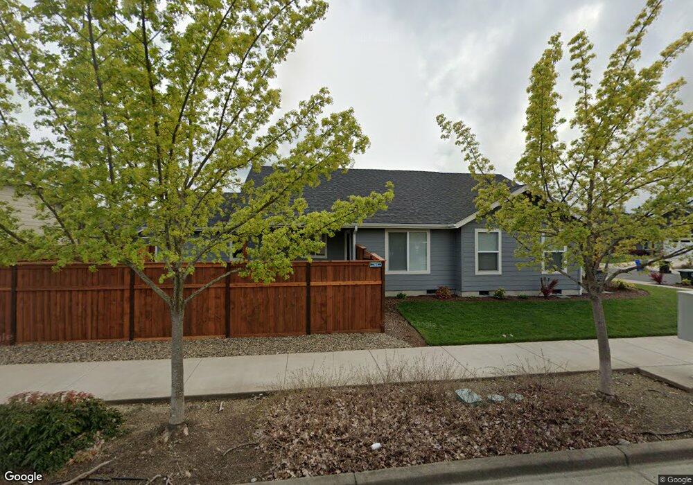 1511 Raydean Dr, Grants Pass, OR 97527 - photo 1