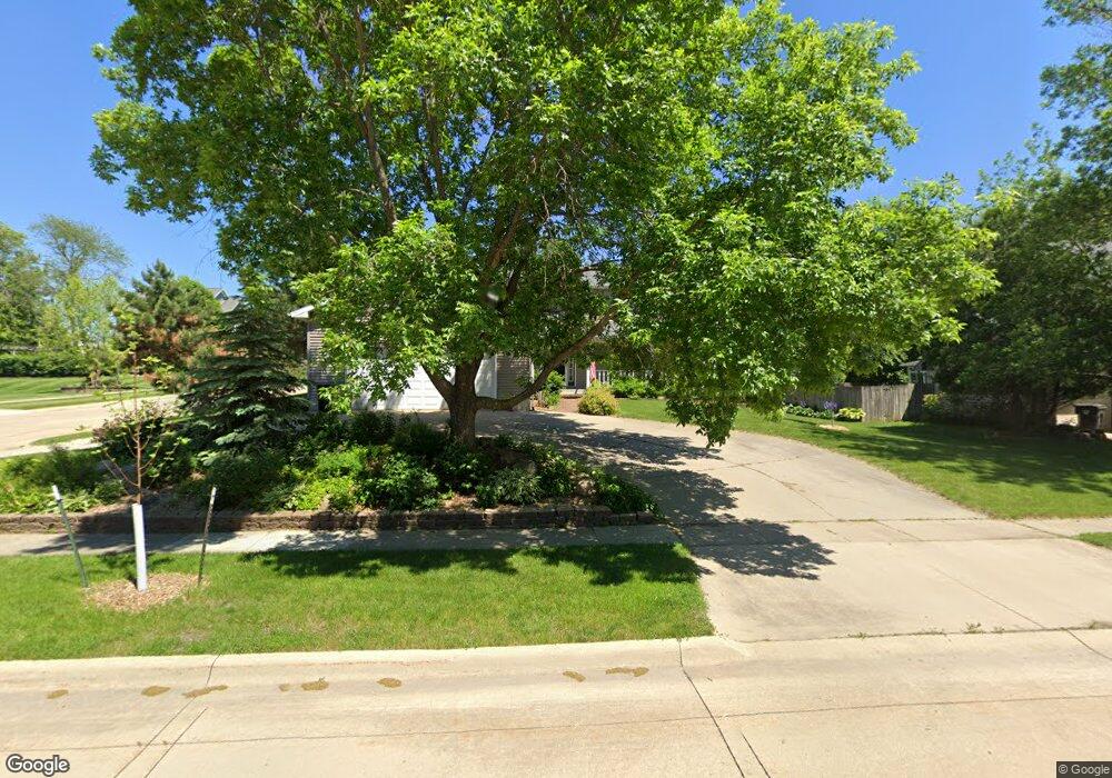 1011 Lakeview Dr, Cedar Falls, IA 50613 - photo 1