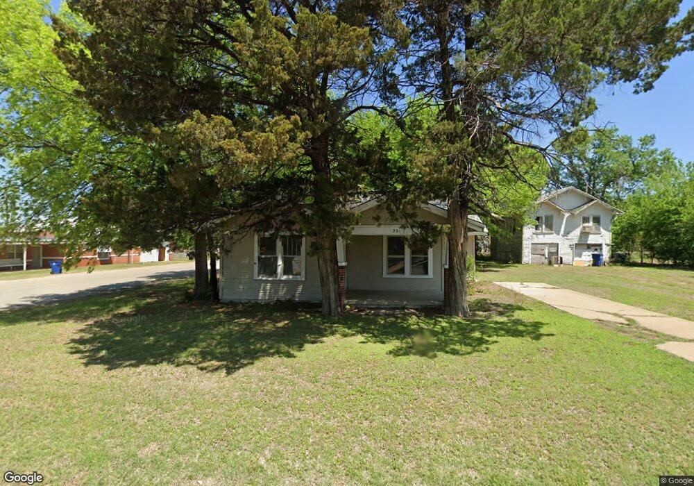 221 W Willow Ave, Duncan, OK 73533 - photo 1