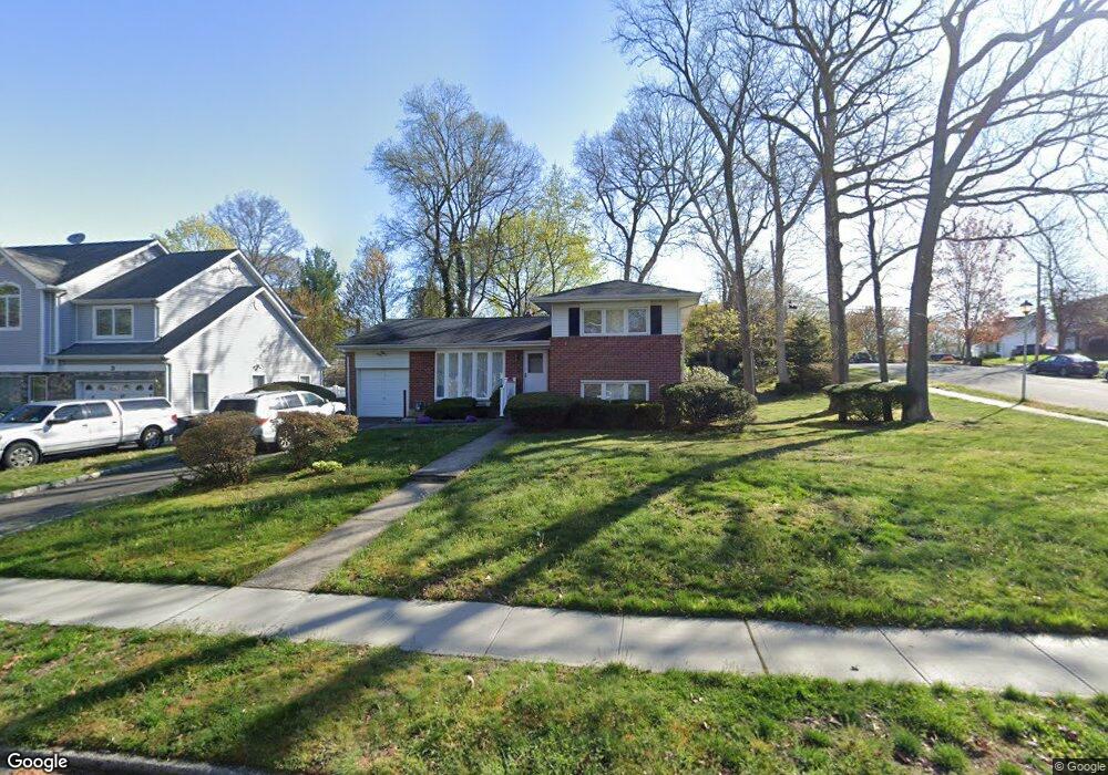 1 Rockland Ct, ComMacK, NY 11725 - photo 1