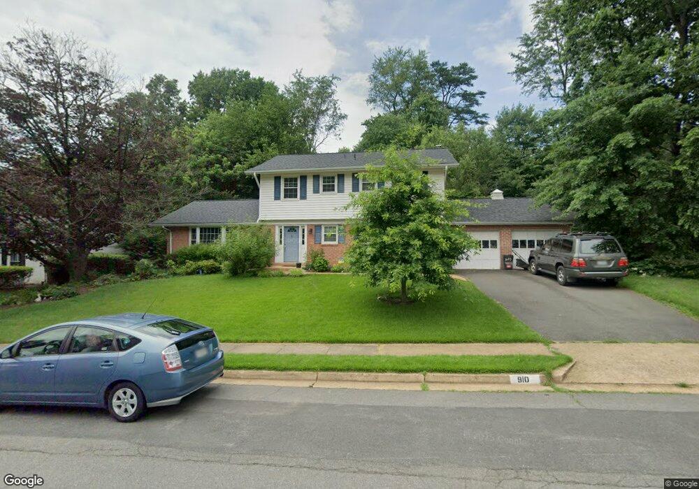 910 Country Club Dr NE, Vienna, VA 22180 - photo 1