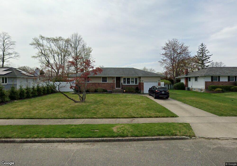 95 Hayrick Ln, ComMacK, NY 11725 - photo 1