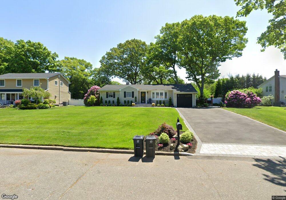 17 Pinecone Ln, ComMacK, NY 11725 - photo 1