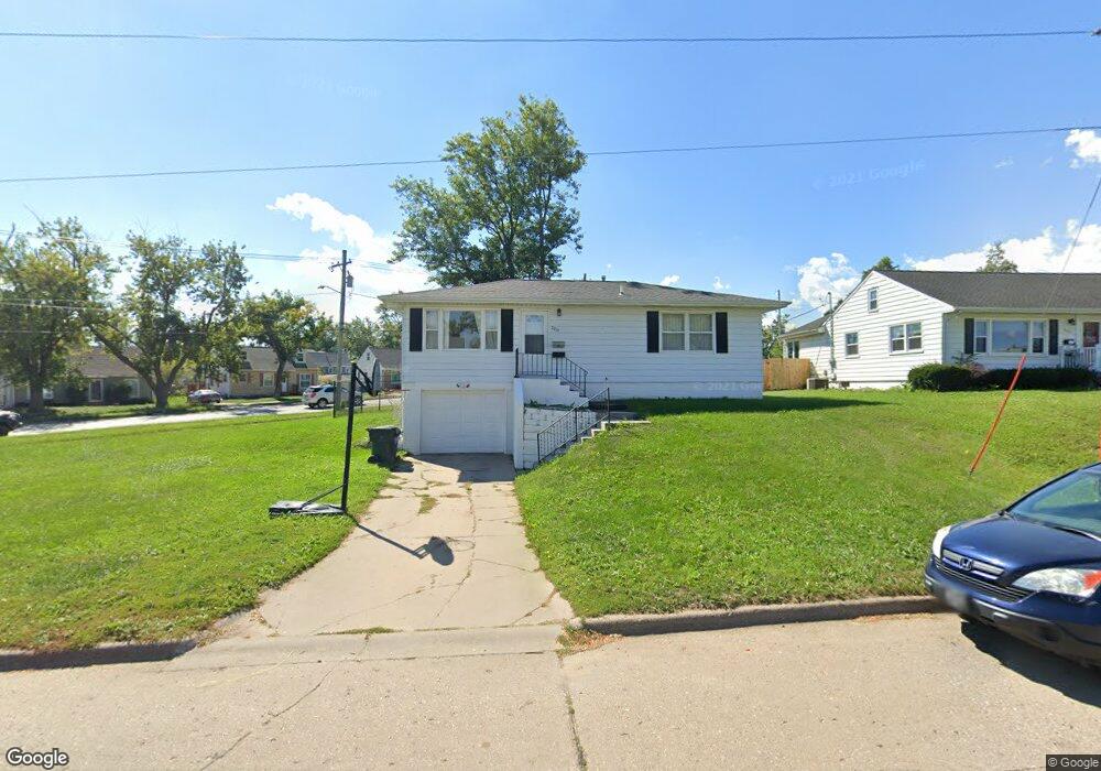 2219 10th Ave SW, Cedar Rapids, IA 52404 - photo 1