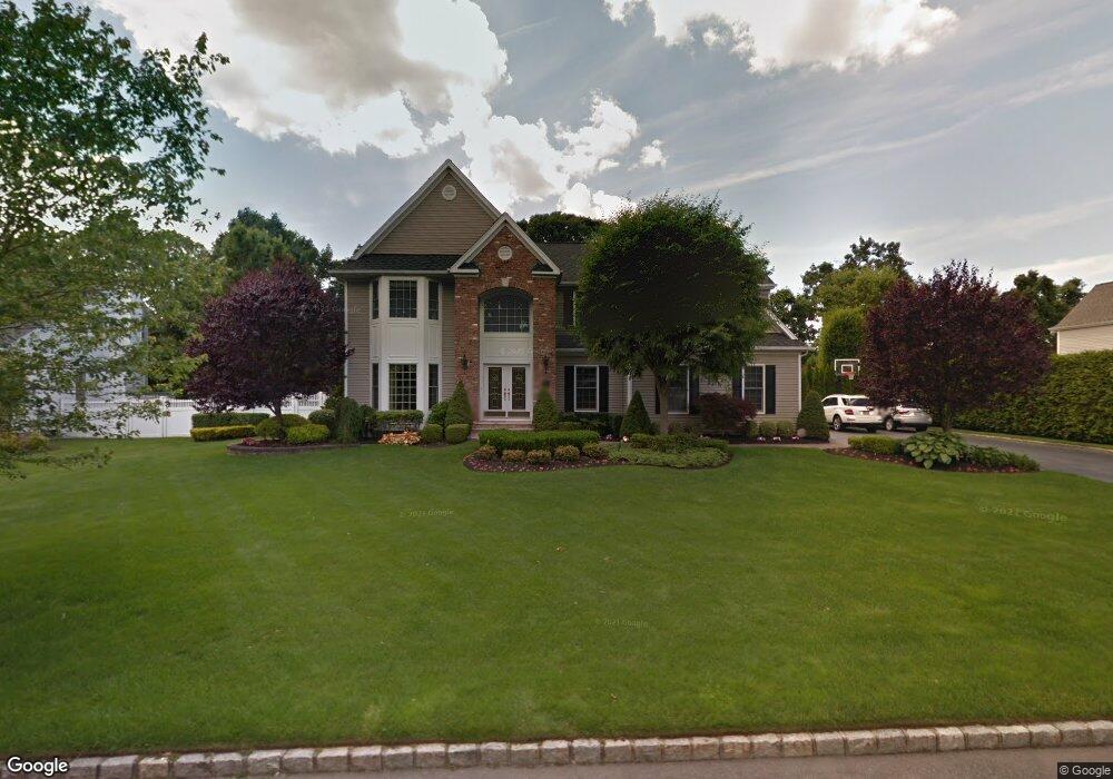 11 Weeping Cherry Ln, ComMacK, NY 11725 - photo 1