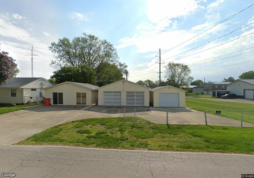 424 1/2 Park St, Mattoon, IL 61938 - photo 1