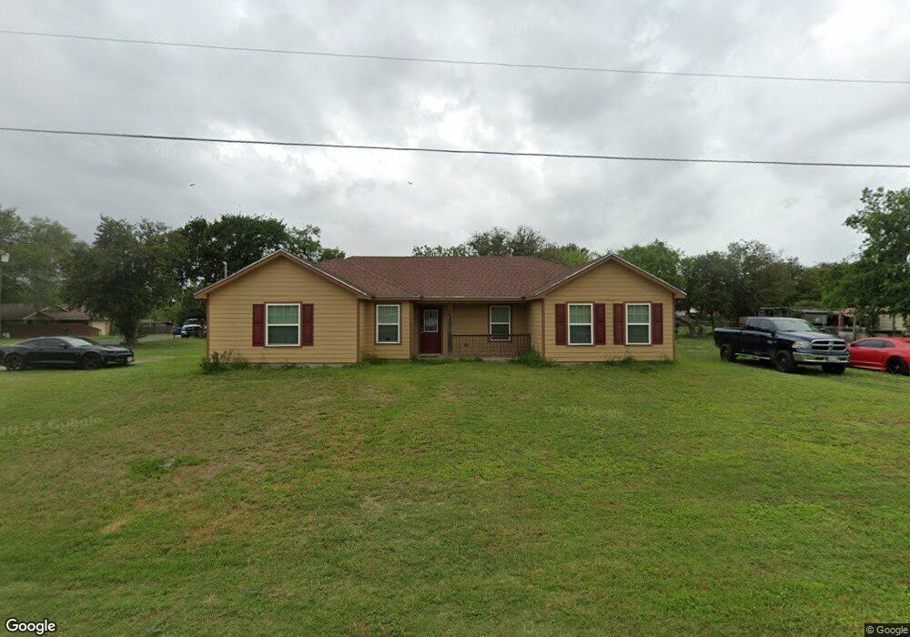 911 N Fenner St, Beeville, TX 78102 - photo 1