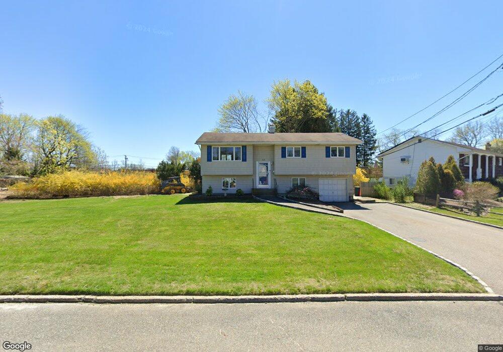 23 Dolly Dr, ComMacK, NY 11725 - photo 1