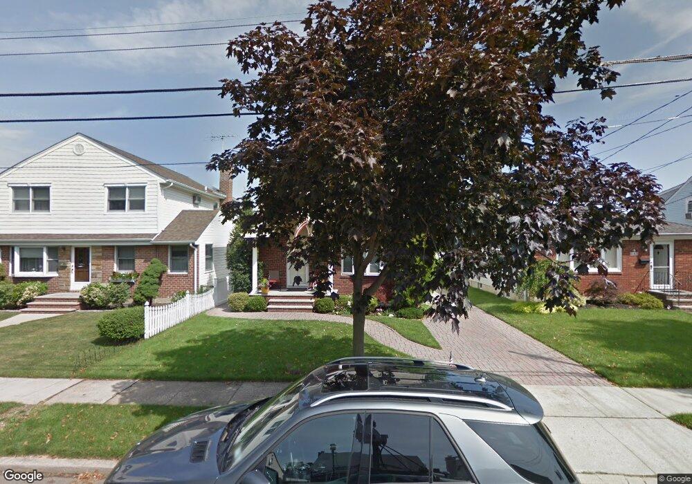 138 Rudolf Rd, Mineola, NY 11501 - photo 1