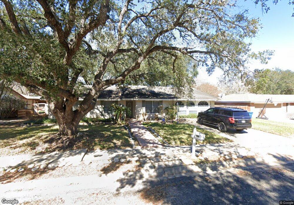 705 Newhall St, Beeville, TX 78102 - photo 1