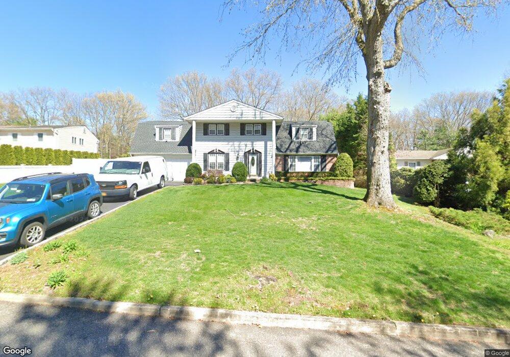 5 Leroy Ct, ComMacK, NY 11725 - photo 1