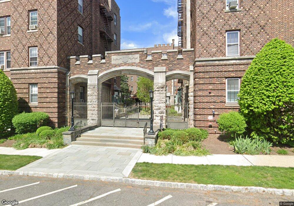 Tudor Hall unit D3, Englewood, NJ 07631 - photo 1