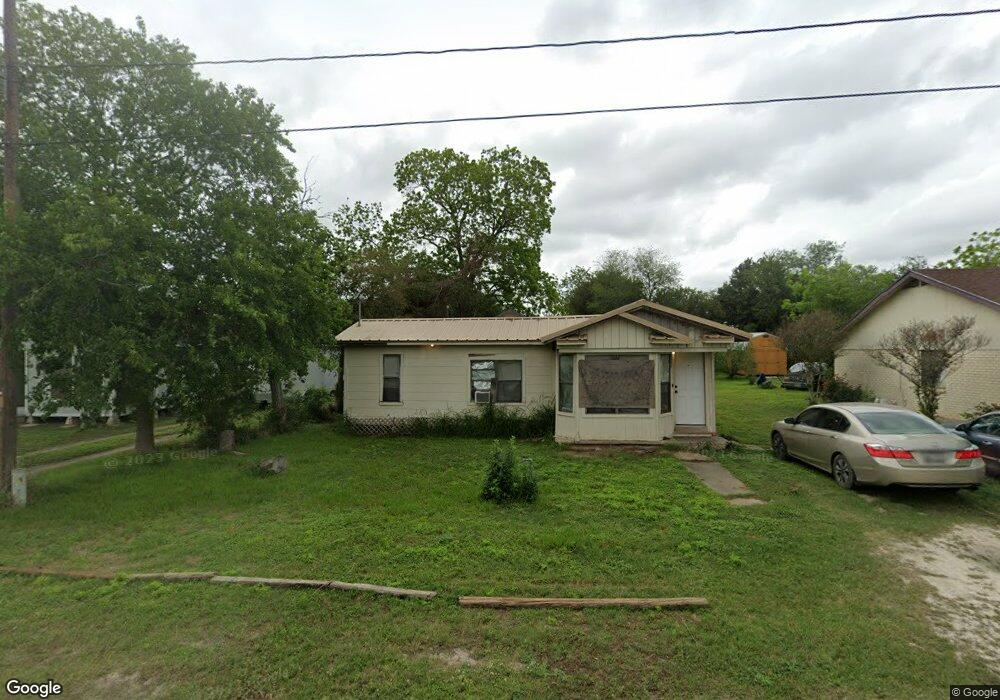 1206 W Hutchinson St, Beeville, TX 78102 - photo 1