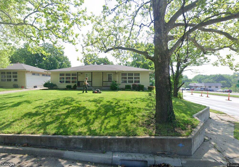 2082 SW Lincoln St, Topeka, KS 66604 - photo 1