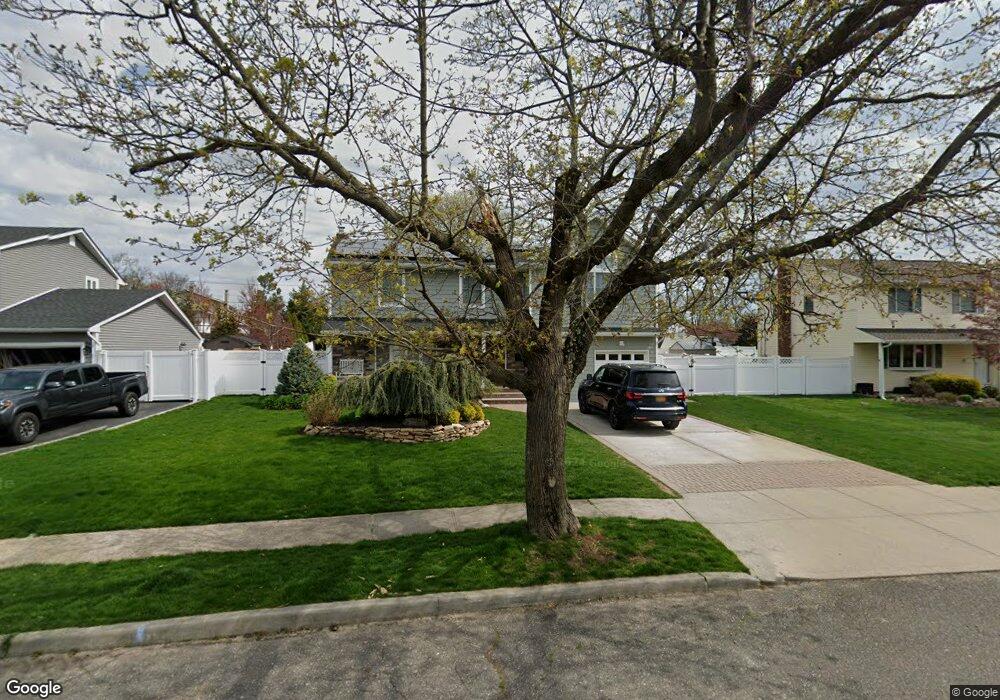 19 Byron Rd, ComMacK, NY 11725 - photo 1