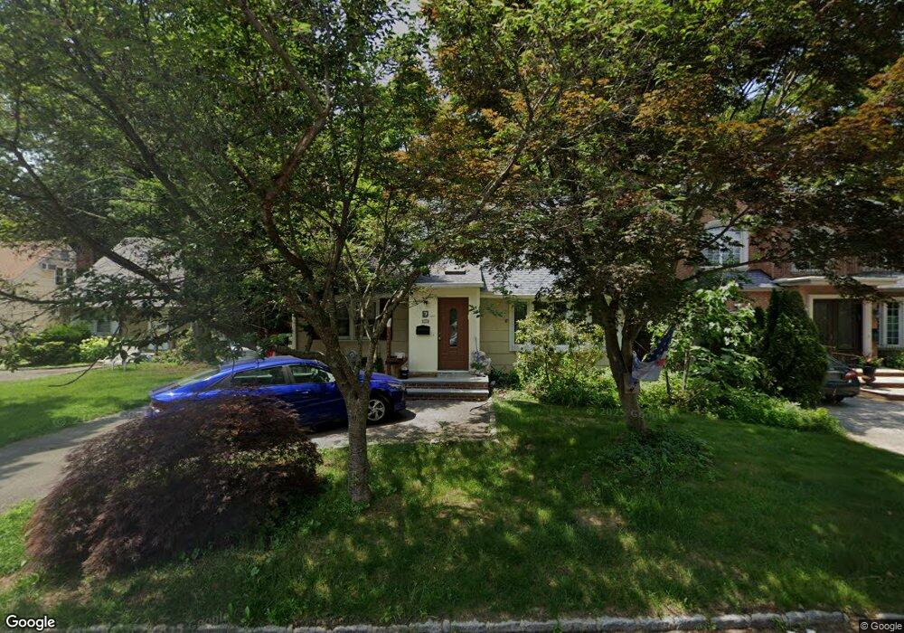 7 Moreland Ct, Great Neck, NY 11024 - photo 1