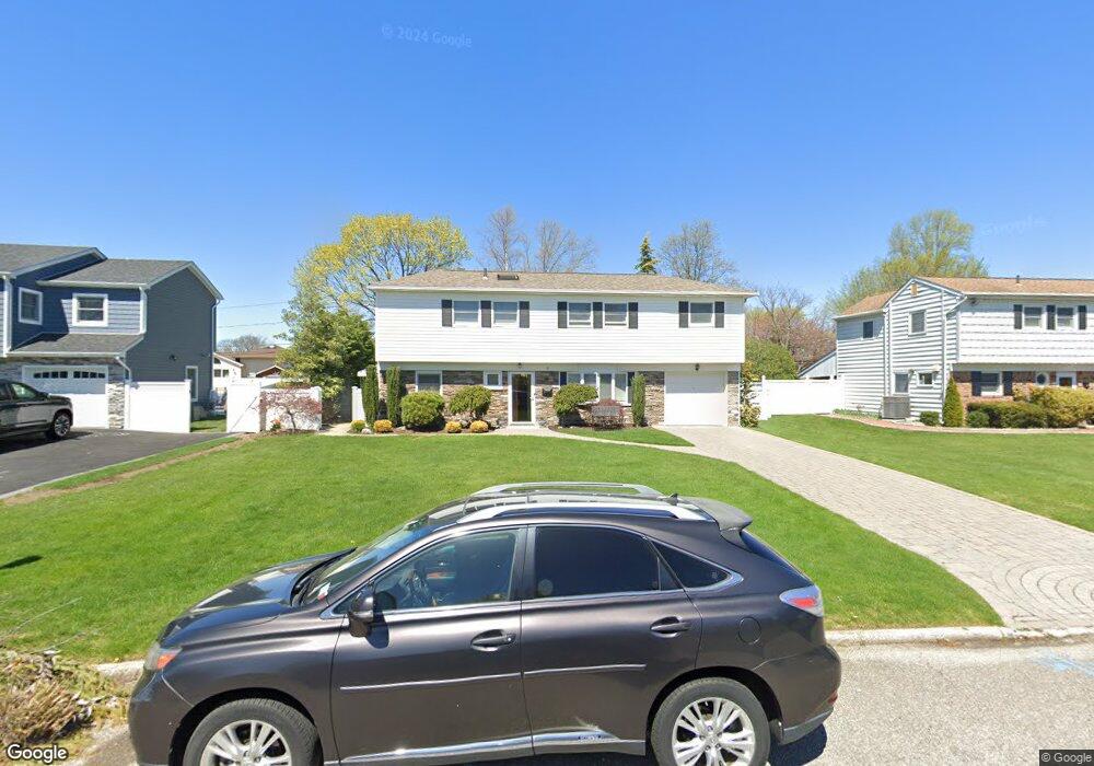 5 Bette Ln, ComMacK, NY 11725 - photo 1