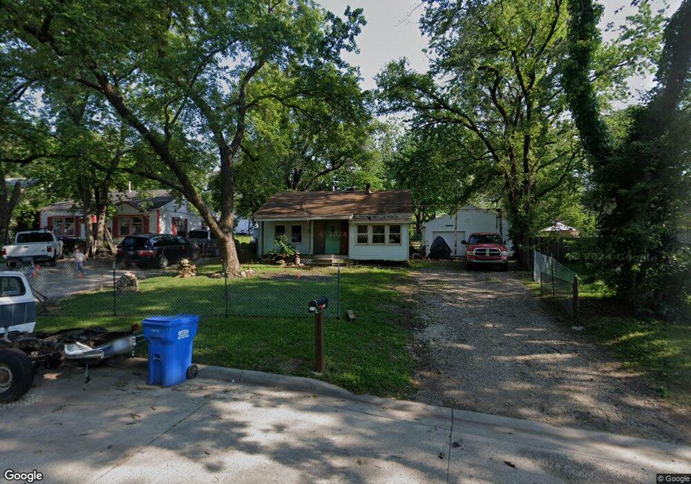 733 SE Pinecrest Dr, Topeka, KS 66605 - photo 1