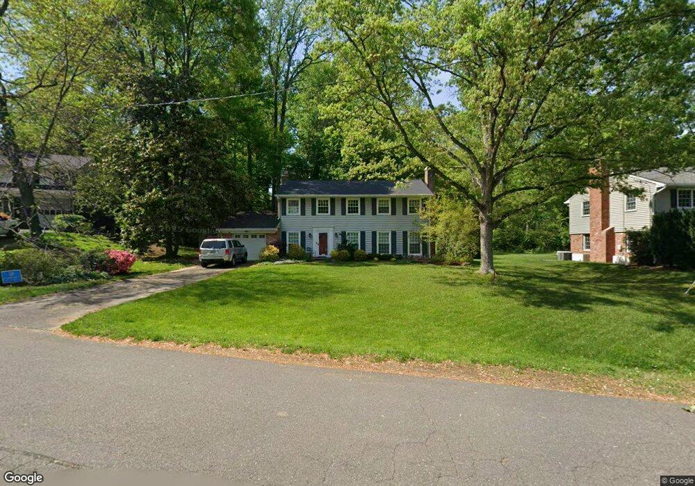 9012 Stoneleigh Ct, Fairfax, VA 22031 - photo 1