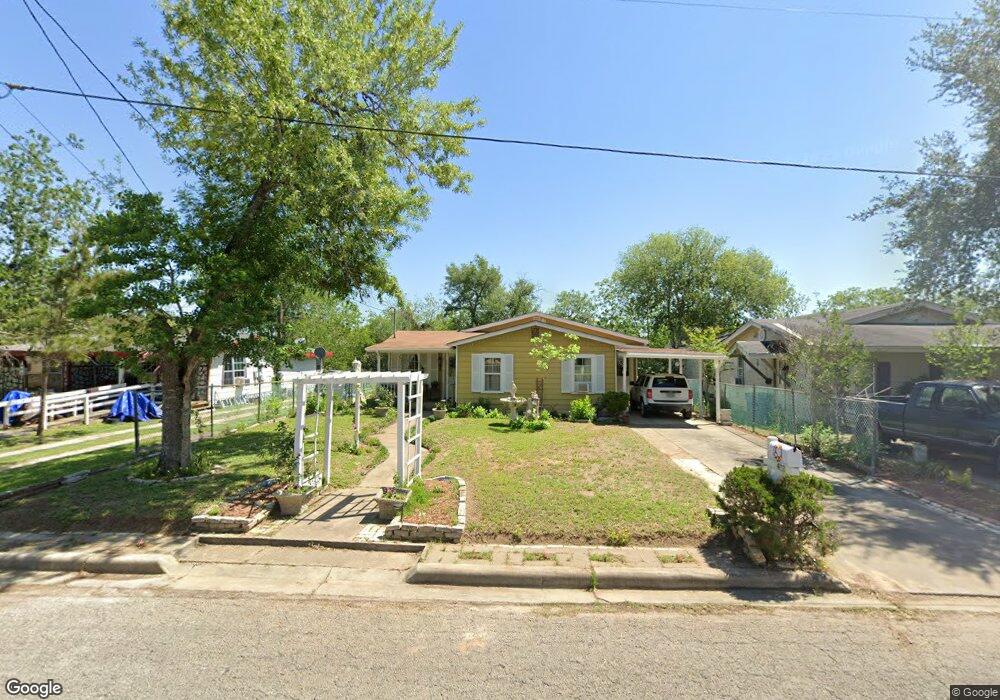 402 N Berry St, Beeville, TX 78102 - photo 1
