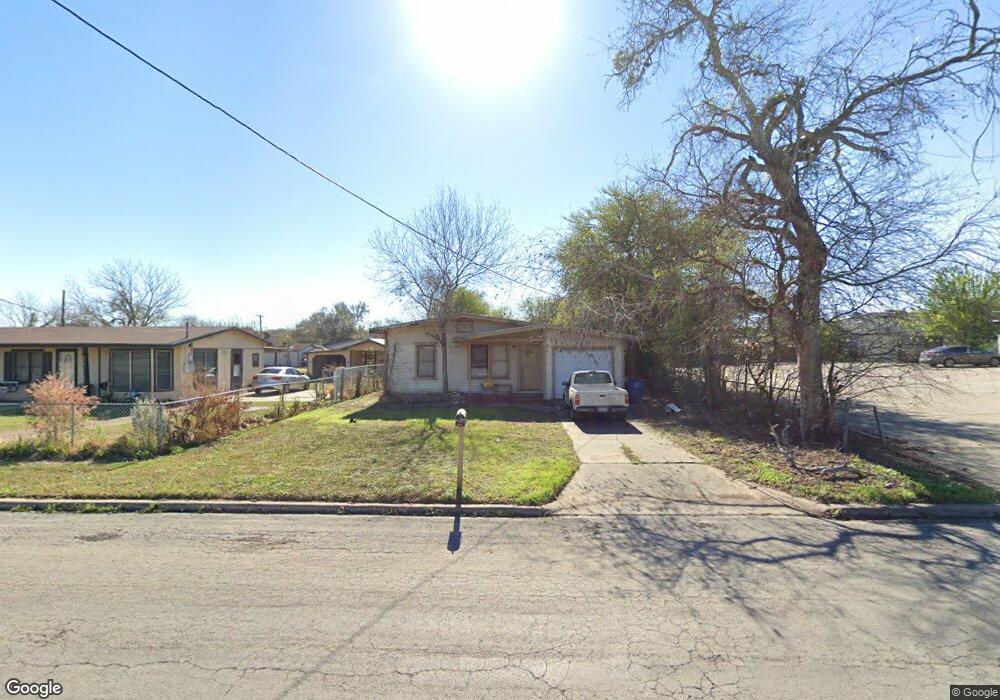 204 E Bates St, Beeville, TX 78102 - photo 1