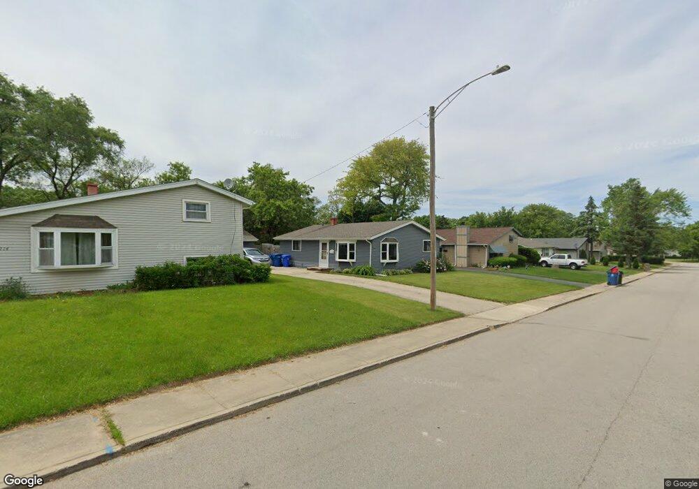 1216 Sacramento Dr, Carpentersville, IL 60110 - photo 1