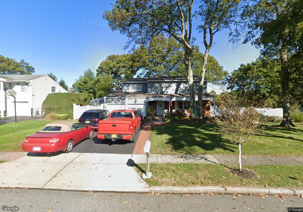 31 Wesleyan Rd, ComMacK, NY 11725 - photo 1