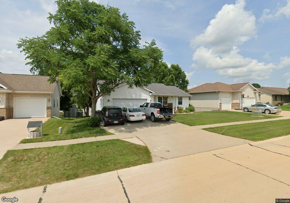 213 S Hillcrest Cir, Center Point, IA 52213 - photo 1