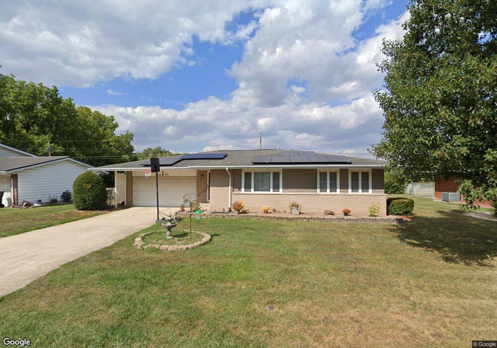 24 N Lakewood Dr, Effingham, IL 62401 - photo 1