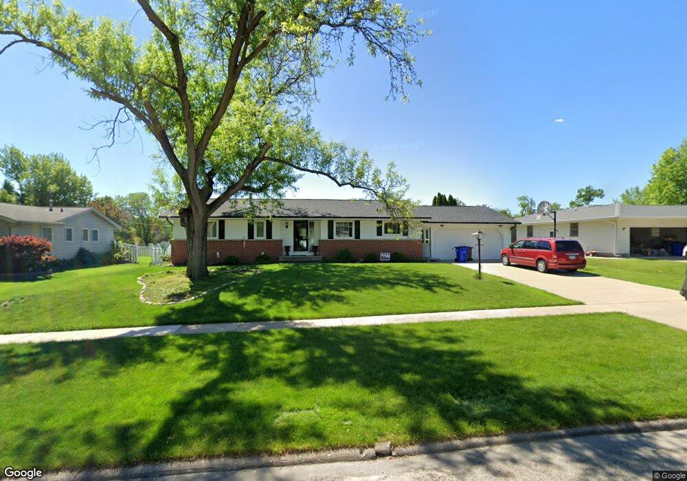 2053 Sunland Dr SE, Cedar Rapids, IA 52403 - photo 1