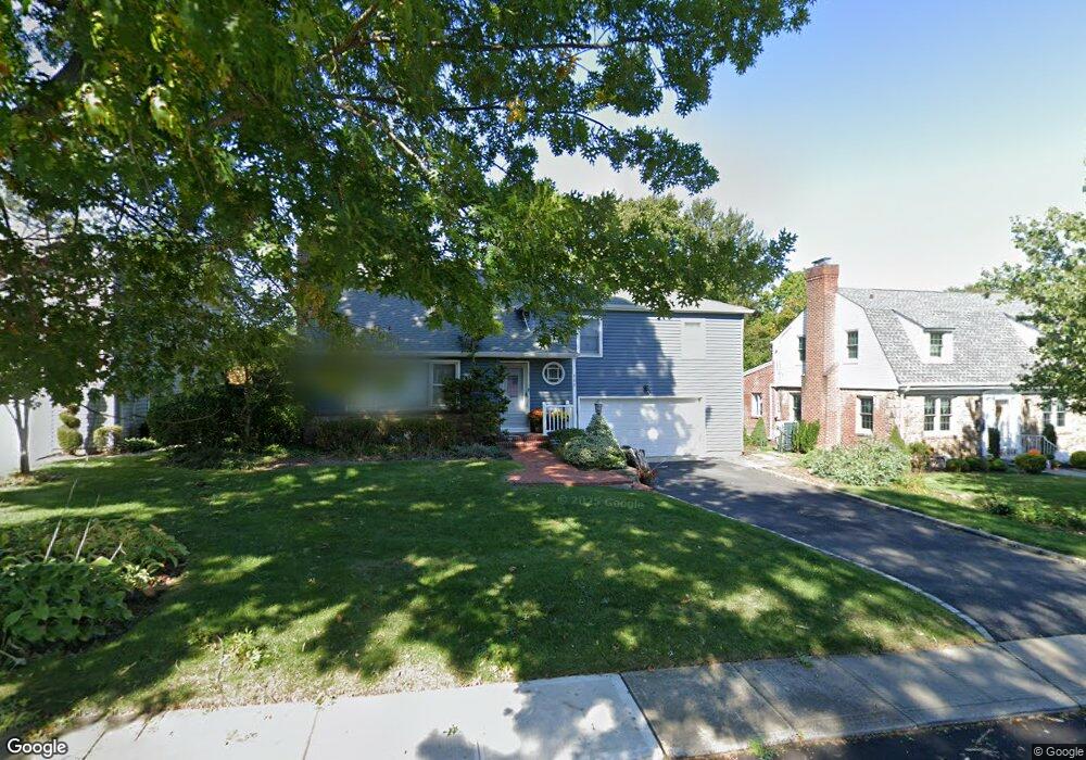 165 Bourndale Rd N, Manhasset, NY 11030 - photo 1