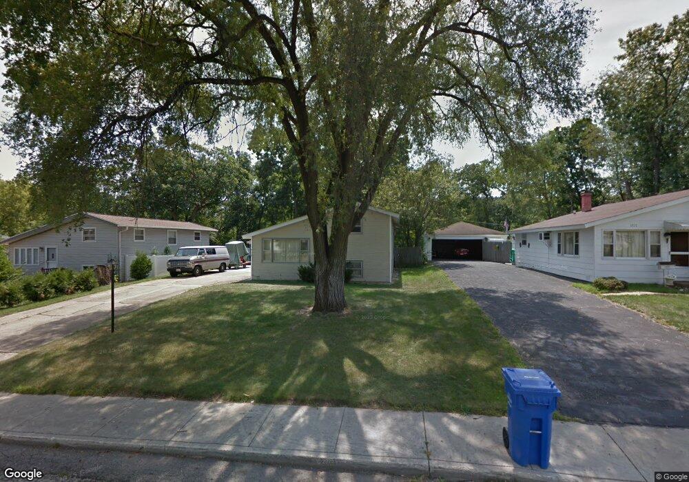 1715 Queens Ct, Carpentersville, IL 60110 - photo 1