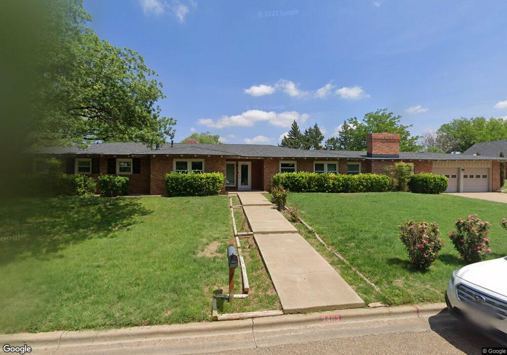 3402 Grandview St, Plainview, TX 79072 - photo 1