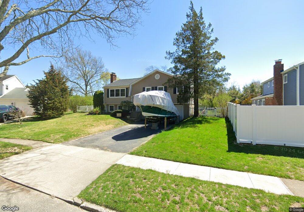 12 Eileen Ct, ComMacK, NY 11725 - photo 1