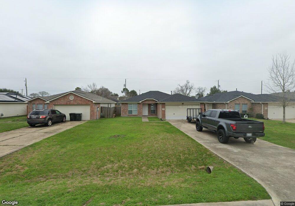 533 E Coombs St, Alvin, TX 77511 - photo 1