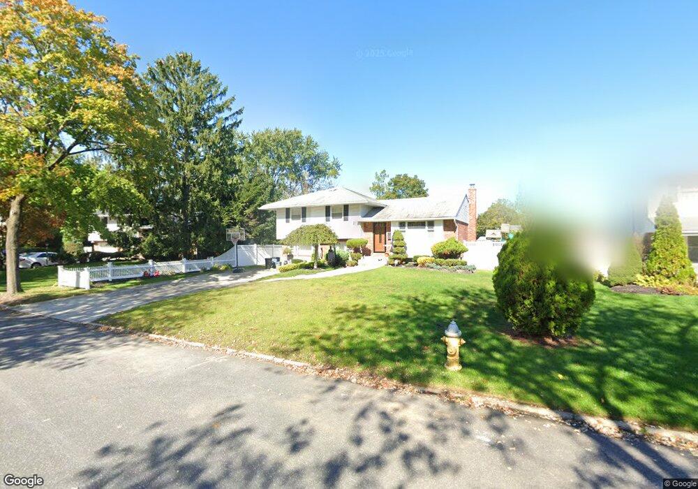 20 Sparton Ln, ComMacK, NY 11725 - photo 1