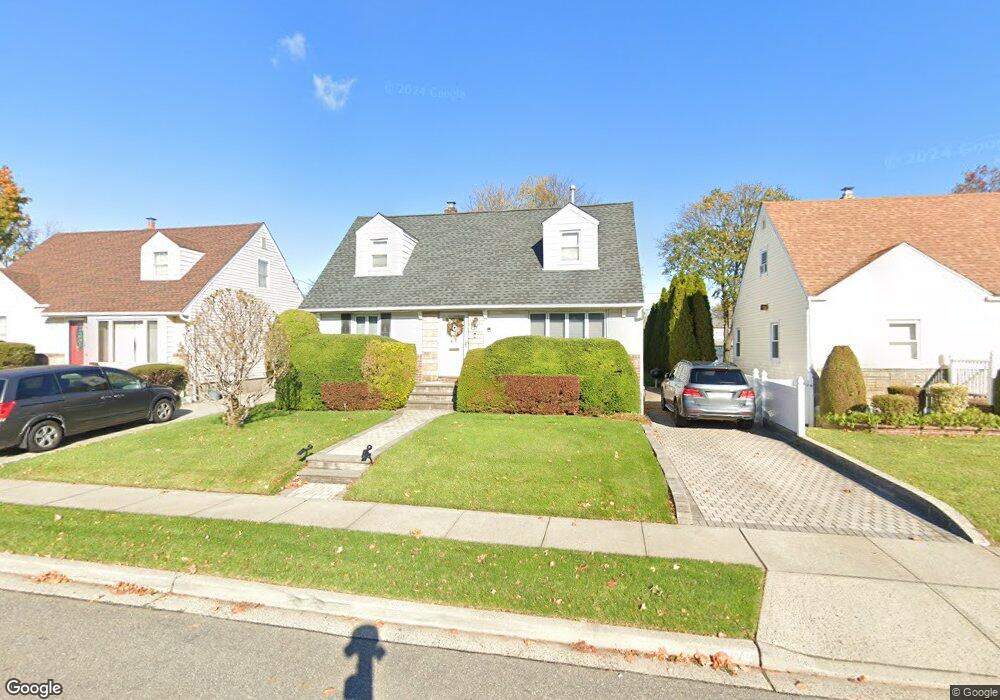 37 Camden Place, New Hyde Park, NY 11040 - photo 1