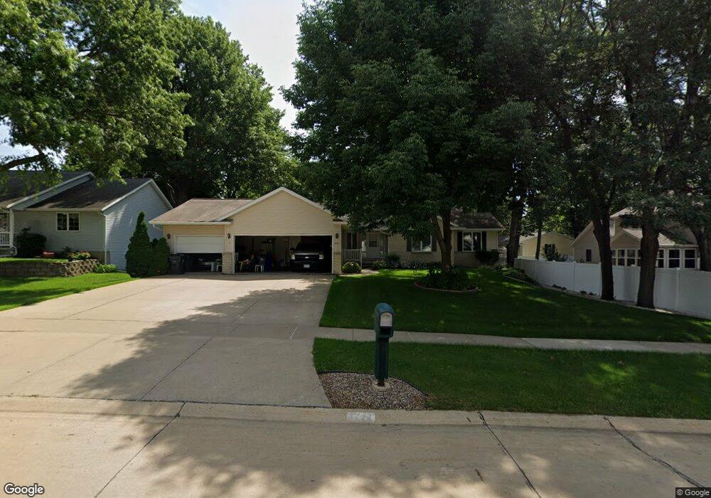 2721 31st St SW, Cedar Rapids, IA 52404 - photo 1